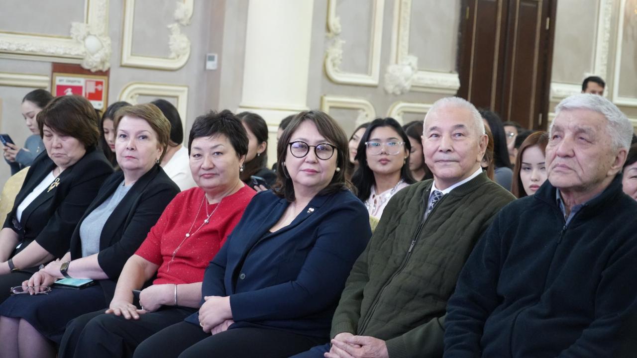 В Университете Кунаева прошёл праздничный вечер «Мир красавиц».